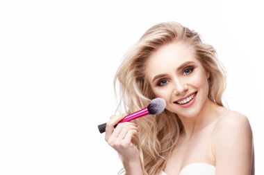  mutlu kız ona makyaj yapıyor 