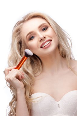  mutlu kız ona makyaj yapıyor 