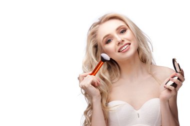  mutlu kız ona makyaj yapıyor 