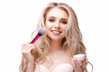  mutlu kız ona makyaj yapıyor 