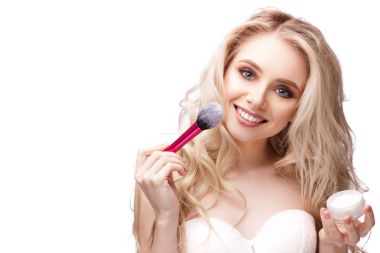  mutlu kız ona makyaj yapıyor 