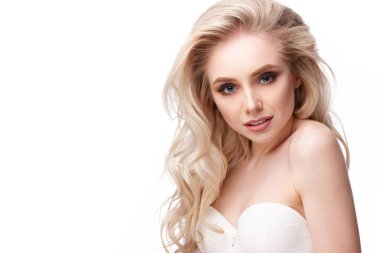  Güzel genç kadın poz veriyor.