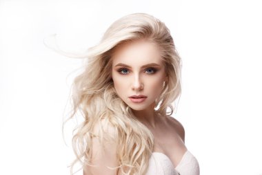 Güzel Sarışın Kadın