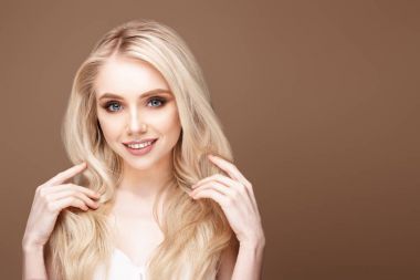  Güzel genç kadın poz veriyor.