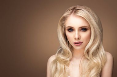  Güzel genç kadın poz veriyor.