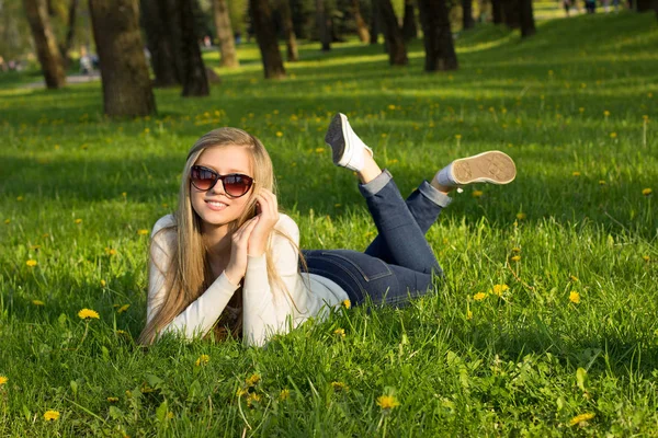Girl in park lying on the grass. — Stock Photo, Image