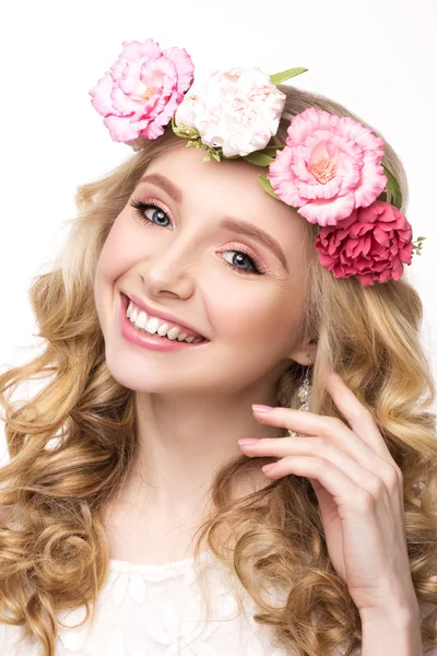 çiçek çelenk ile güzel kız