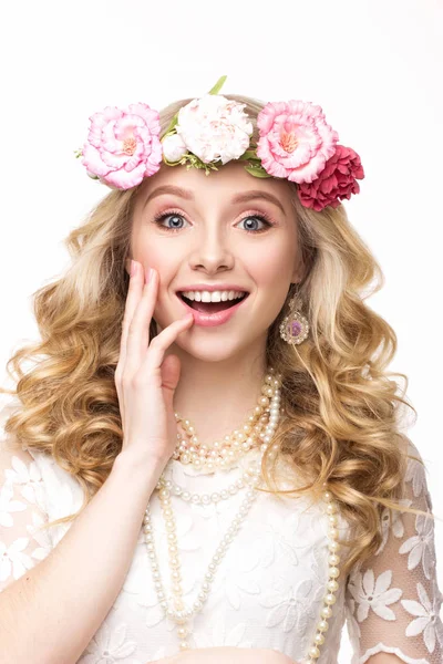 çiçek çelenk ile güzel kız