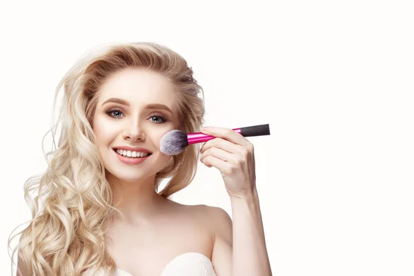  mutlu kız ona makyaj yapıyor 