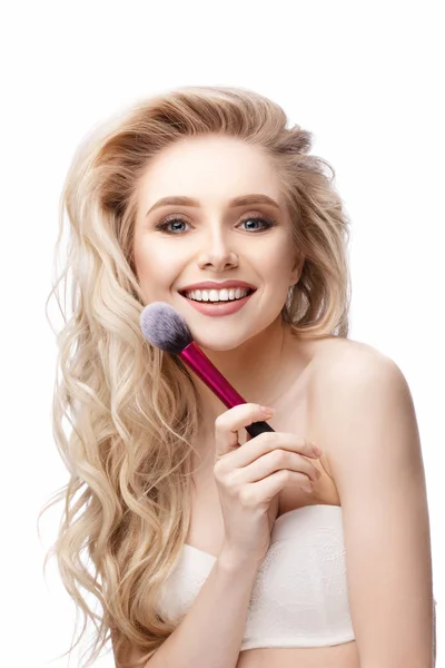  mutlu kız ona makyaj yapıyor 