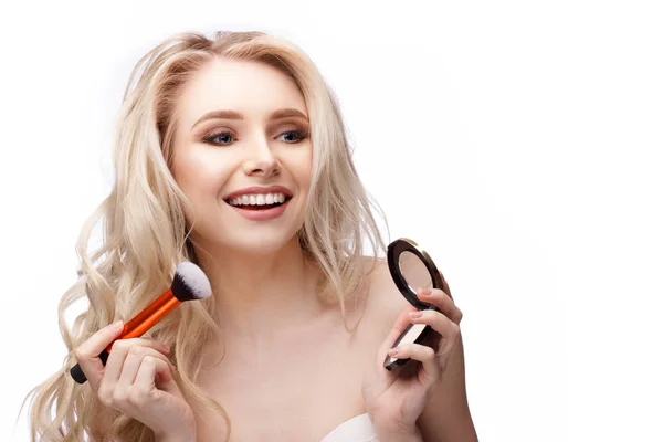  mutlu kız ona makyaj yapıyor 