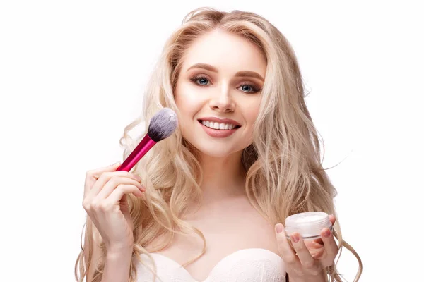  mutlu kız ona makyaj yapıyor 