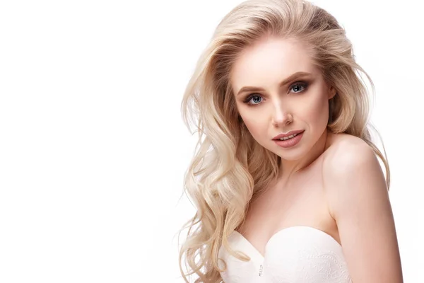  Güzel genç kadın poz veriyor.