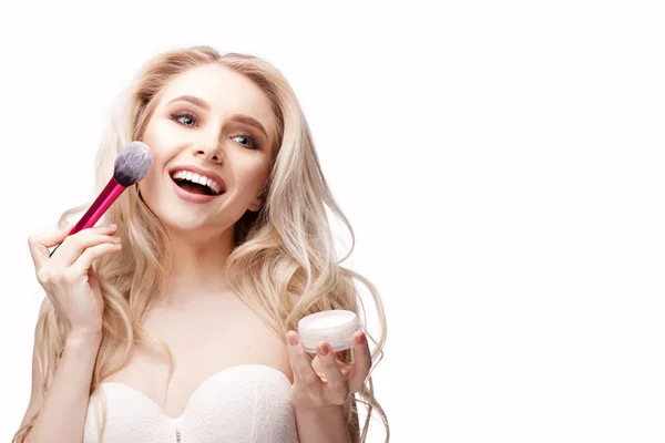  mutlu kız ona makyaj yapıyor 