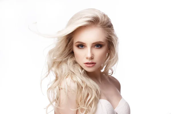 Güzel Sarışın Kadın