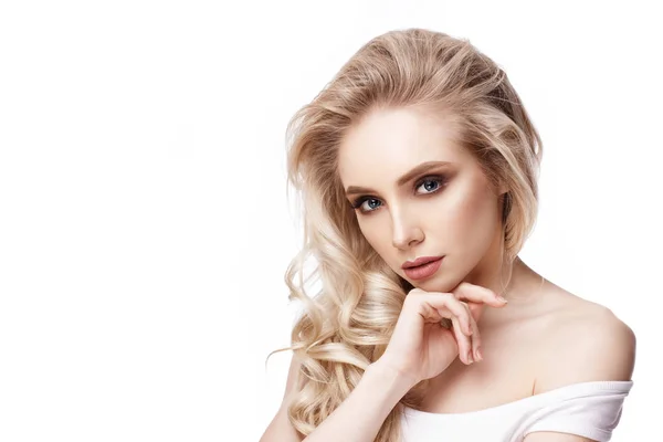  Güzel genç kadın poz veriyor.