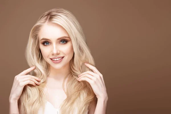  Güzel genç kadın poz veriyor.