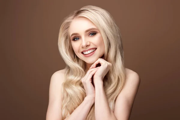  Güzel genç kadın poz veriyor.