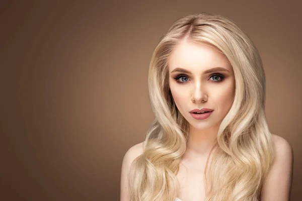  Güzel genç kadın poz veriyor.