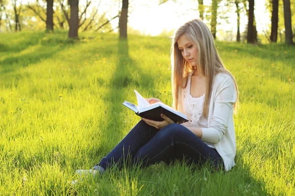 Girl reading  book — Stock Photo, Image