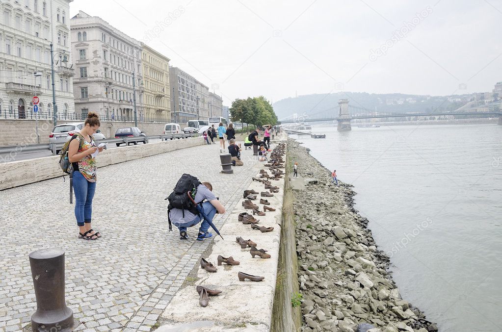 Zapatos Víctimas Danubio Monumento Del El Las En Paseo A OPZkTXiu
