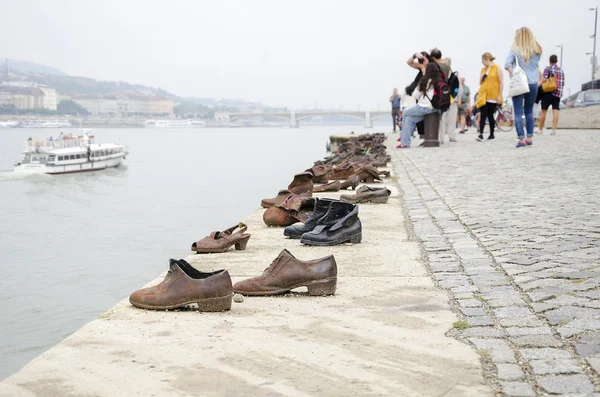 Shoes on the Danube Promenade - a monument to victims of the Holocaust in Budapest — Stock Photo, Image
