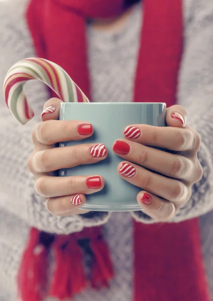 Tasse mit einem Getränk in der Hand. Nahaufnahme. — Stockfoto