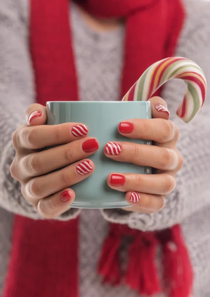 Cup with a drink in hand. Close-up. — Stock Photo, Image