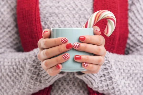 Tasse mit einem Getränk in der Hand. Nahaufnahme. — Stockfoto