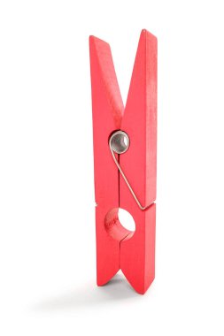 Beyaz zemin üzerine kırmızı clothespin.