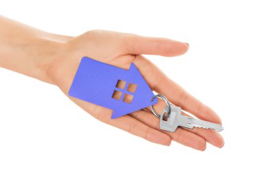 El ile bir anahtarlık ev şeklinde anahtar tutar.