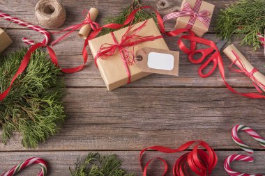 Noel hediye ile bir tebrik kartı.