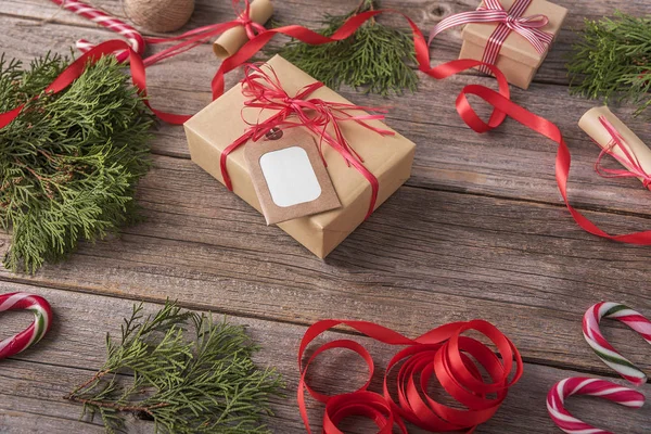 Regalo de Navidad con tarjeta de felicitación . — Foto de Stock