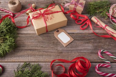 Noel hediye ile bir tebrik kartı.