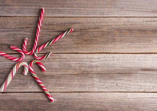 Caramelos navideños sobre fondo de madera . — Foto de Stock