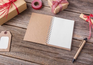 Defter ve Noel hediyeleri.