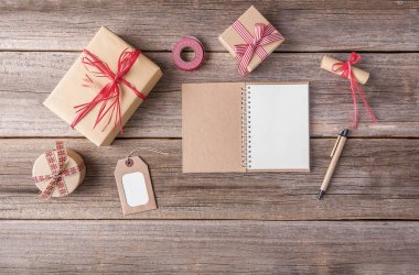 Defter ve Noel hediyeleri.