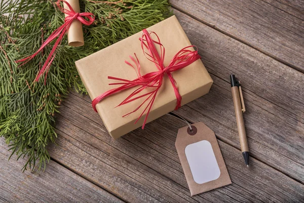 Regalo de Navidad con tarjeta de felicitación . — Foto de Stock