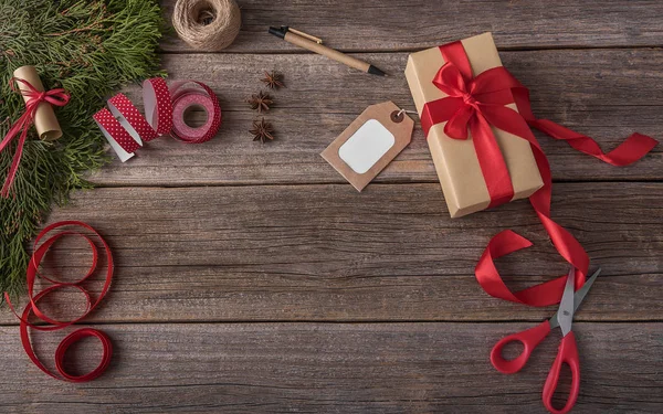 Regalo de Navidad con tarjeta de felicitación . — Foto de Stock