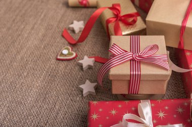 Bir Sivas'tan hediye kutuları arka planda.