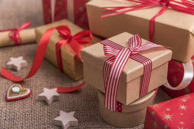 Bir Sivas'tan hediye kutuları arka planda.