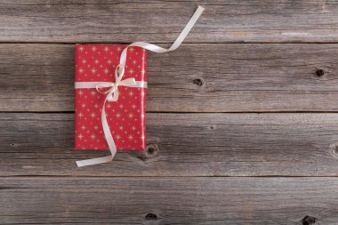 Ahşap bir arka planda hediye kutusu.