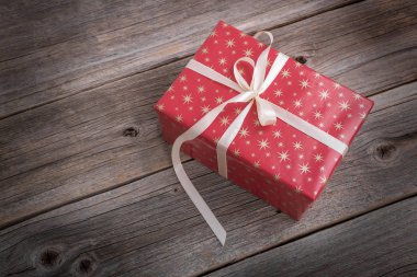 Ahşap bir arka planda hediye kutusu.