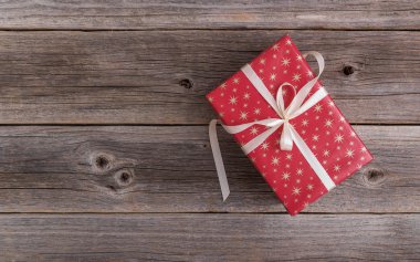 Ahşap bir arka planda hediye kutusu.