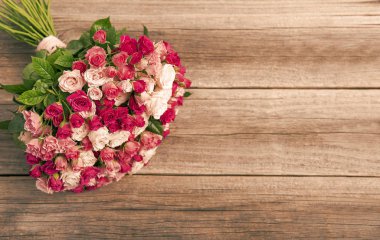 Ahşap kurullarında gül buketi.