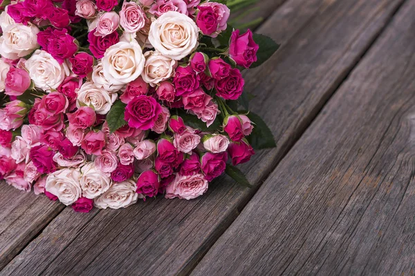 Rose su assi di legno . — Foto Stock