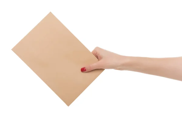 Main féminine tient une enveloppe . — Photo