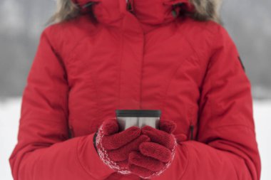 Bir termos kadın elele.