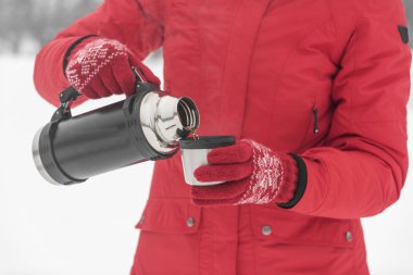 Bir termos kadın elele.