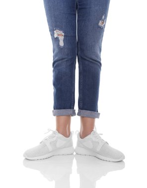 Kot ve spor ayakkabılı kadın bacakları..